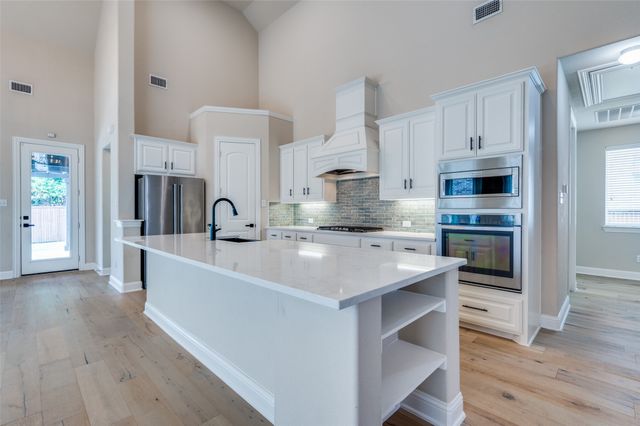 900 Southern Hills Way, Aubrey, TX 76227