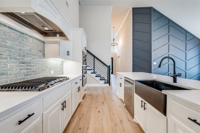 900 Southern Hills Way, Aubrey, TX 76227