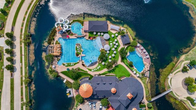 900 Southern Hills Way, Aubrey, TX 76227