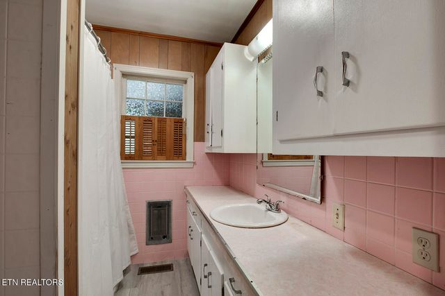 522 Court St, Wartburg, TN 37887