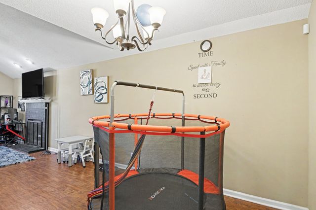 1040 Roedeer Dr, Clarksville, TN 37042