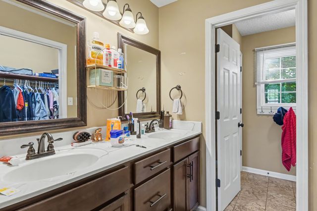 1040 Roedeer Dr, Clarksville, TN 37042