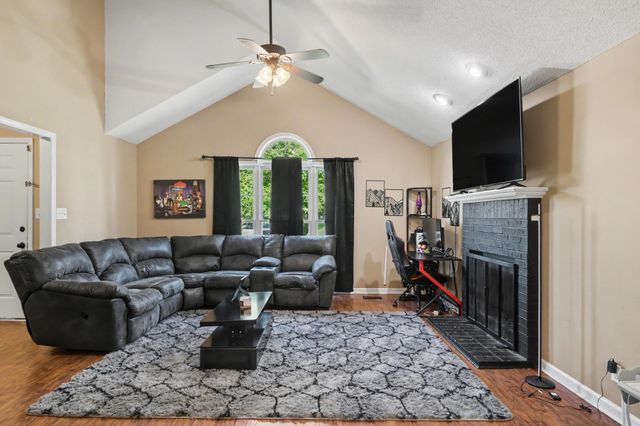1040 Roedeer Dr, Clarksville, TN 37042