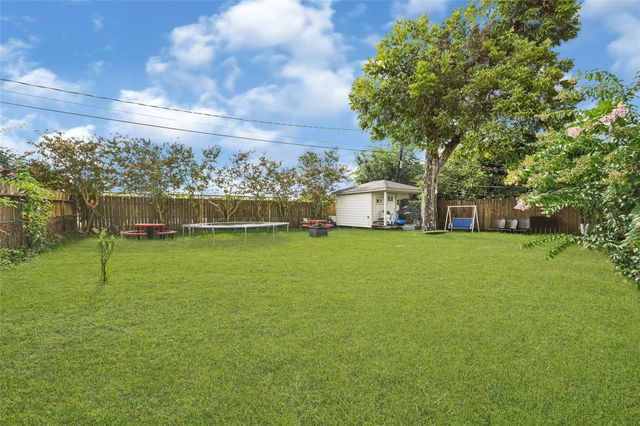 2219 Silverbonnet Street, Houston, TX 77055