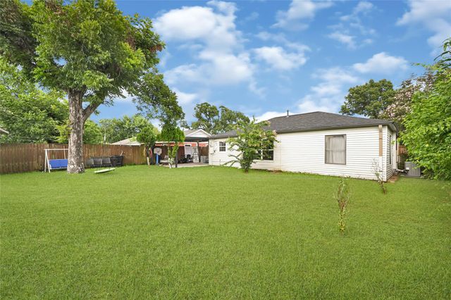 2219 Silverbonnet Street, Houston, TX 77055