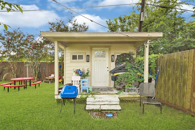 2219 Silverbonnet Street, Houston, TX 77055