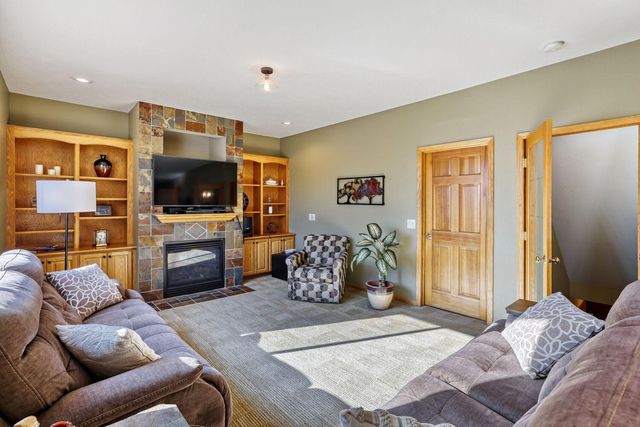 1693 Windsor Drive S, Shakopee, MN 55379