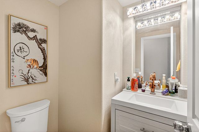 2033 Bastona Dr, Elk Grove, CA 95758