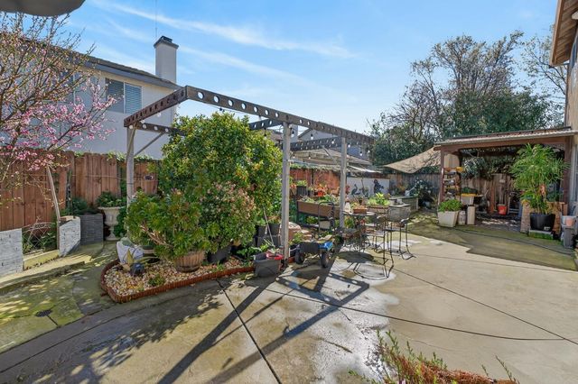 2033 Bastona Dr, Elk Grove, CA 95758