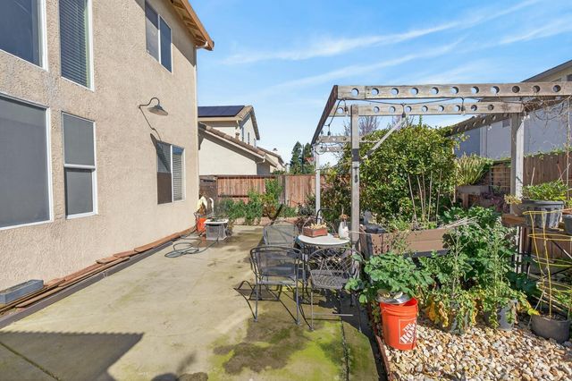 2033 Bastona Dr, Elk Grove, CA 95758