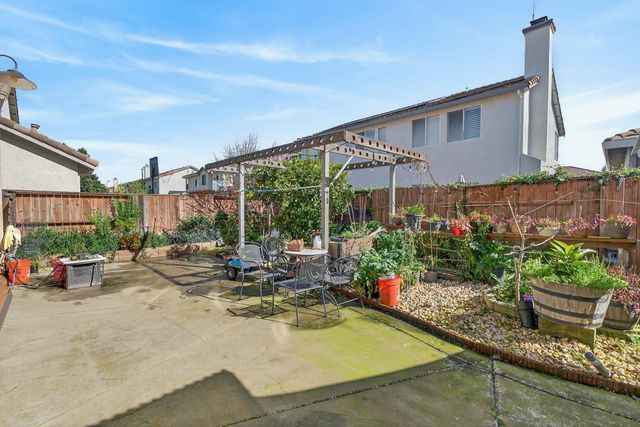 2033 Bastona Dr, Elk Grove, CA 95758