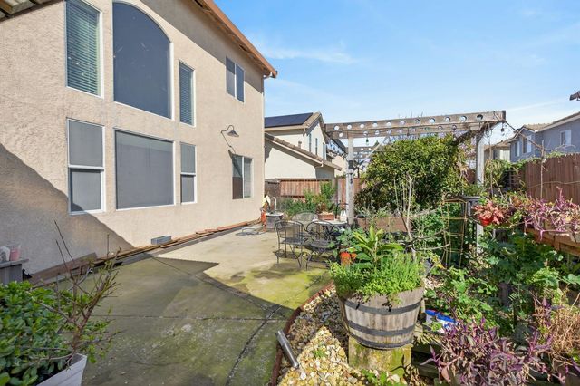 2033 Bastona Dr, Elk Grove, CA 95758