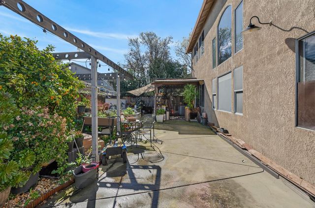 2033 Bastona Dr, Elk Grove, CA 95758