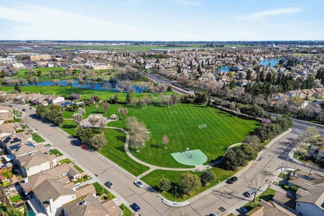 2033 Bastona Dr, Elk Grove, CA 95758