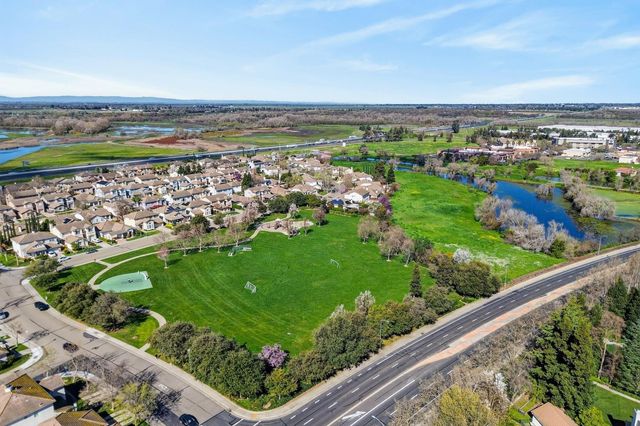 2033 Bastona Dr, Elk Grove, CA 95758