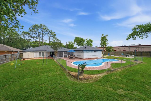 201 Amber Lane, League City, TX 77573