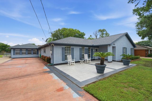 201 Amber Lane, League City, TX 77573