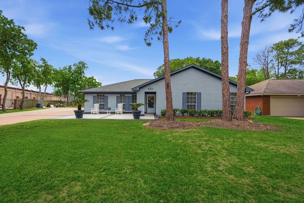 201 Amber Lane, League City, TX 77573