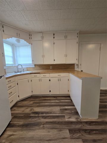 1813 Throckmorton Street, Gainesville, TX 76240