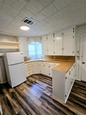 1813 Throckmorton Street, Gainesville, TX 76240