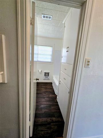 1813 Throckmorton Street, Gainesville, TX 76240