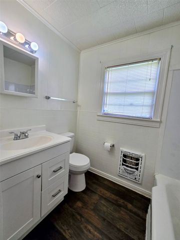 1813 Throckmorton Street, Gainesville, TX 76240