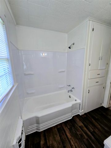 1813 Throckmorton Street, Gainesville, TX 76240