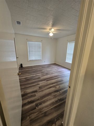1813 Throckmorton Street, Gainesville, TX 76240