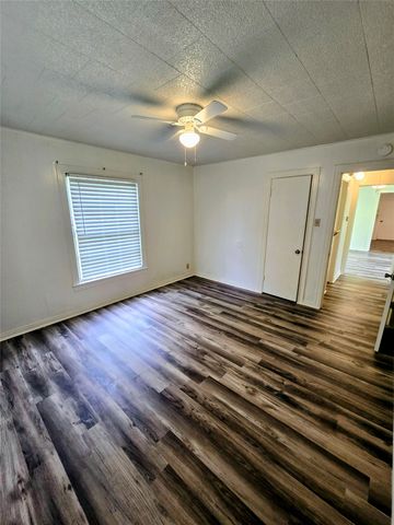 1813 Throckmorton Street, Gainesville, TX 76240