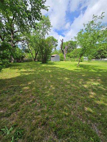 1813 Throckmorton Street, Gainesville, TX 76240