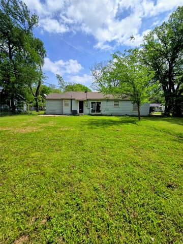 1813 Throckmorton Street, Gainesville, TX 76240