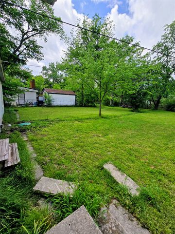 1813 Throckmorton Street, Gainesville, TX 76240
