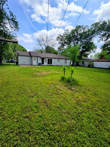 1813 Throckmorton Street, Gainesville, TX 76240