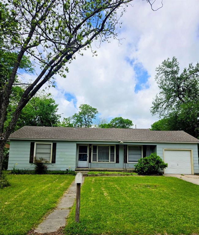 1813 Throckmorton Street, Gainesville, TX 76240