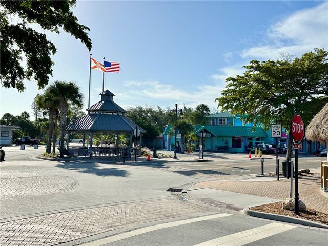 276 ISLAND CIRCLE, Sarasota, FL 34242
