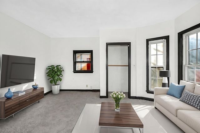 73 W 4th St, Lowell, MA 01850