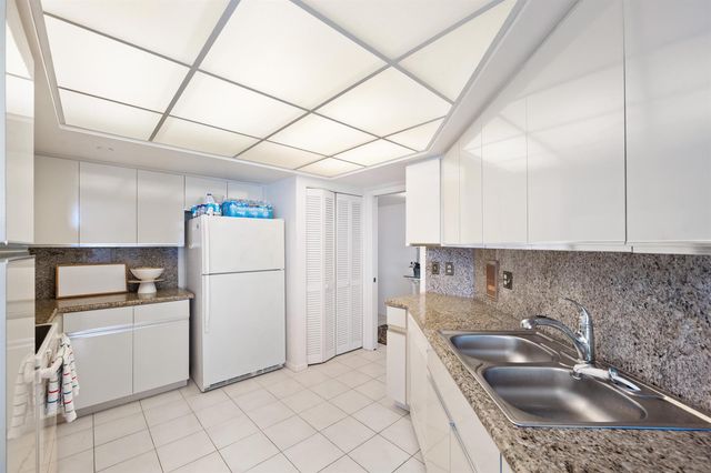 3560 S Ocean Boulevard Ph-6, South Palm Beach, FL 33480