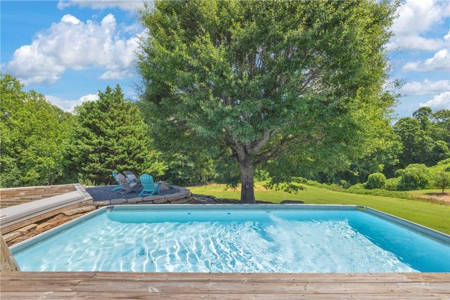 5744 N 11 Highway, Walhalla, SC 29691