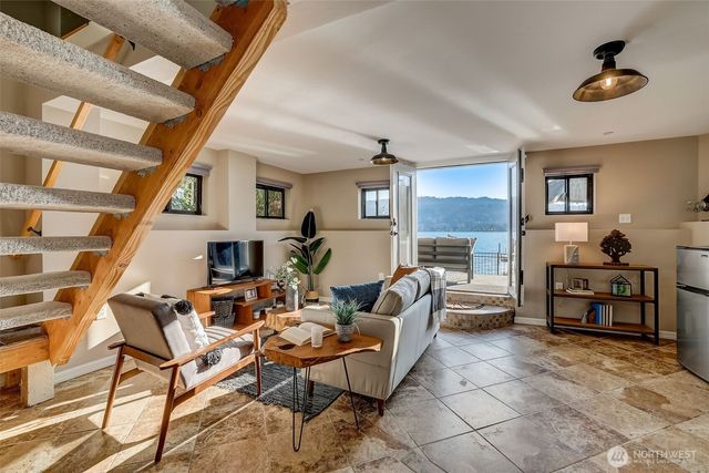 4013 E Lake Sammamish Shore Lane, Sammamish, WA 98075