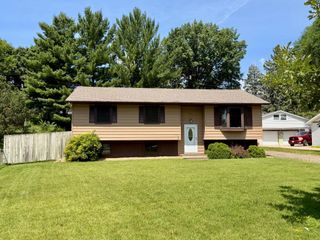 606 Grospoint Lane N, Oakdale, MN 55128