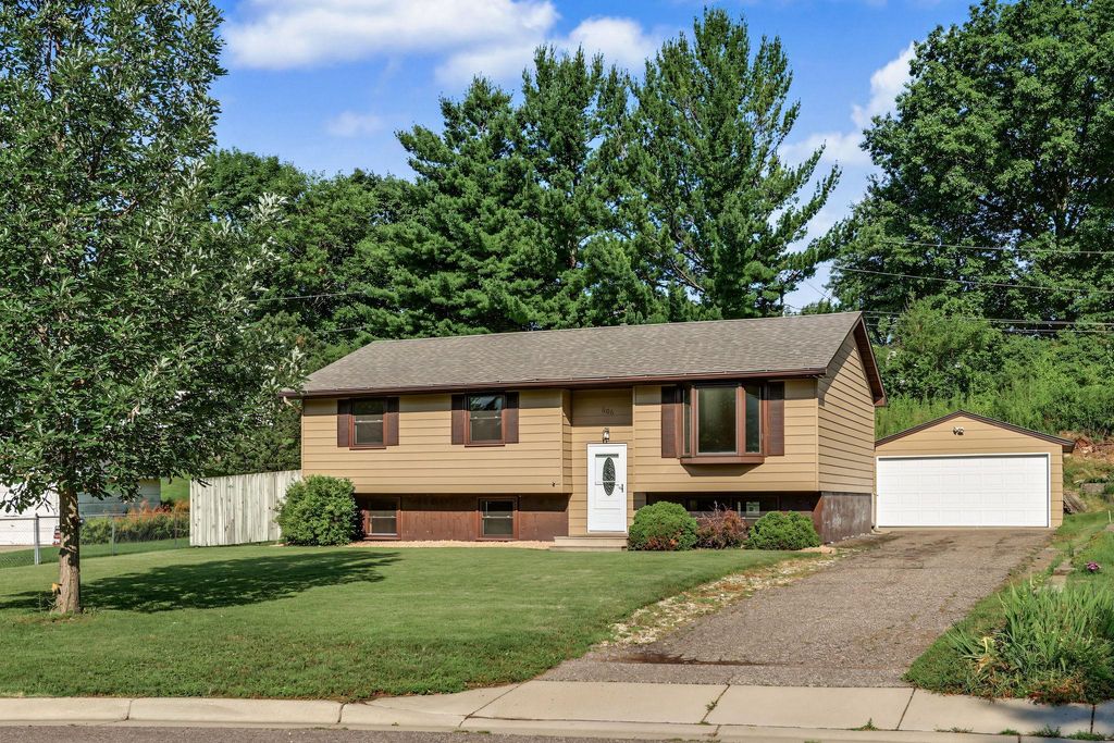 606 Grospoint Lane N, Oakdale, MN 55128