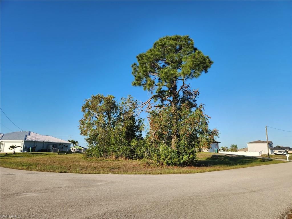 Image 2 of property listing at 1912 NE 44th ST, Cape Coral, FL 33909
