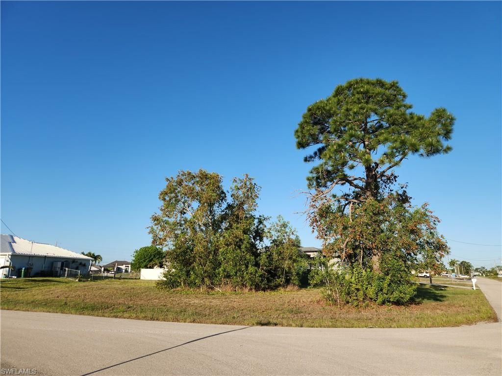 Image 3 of property listing at 1912 NE 44th ST, Cape Coral, FL 33909