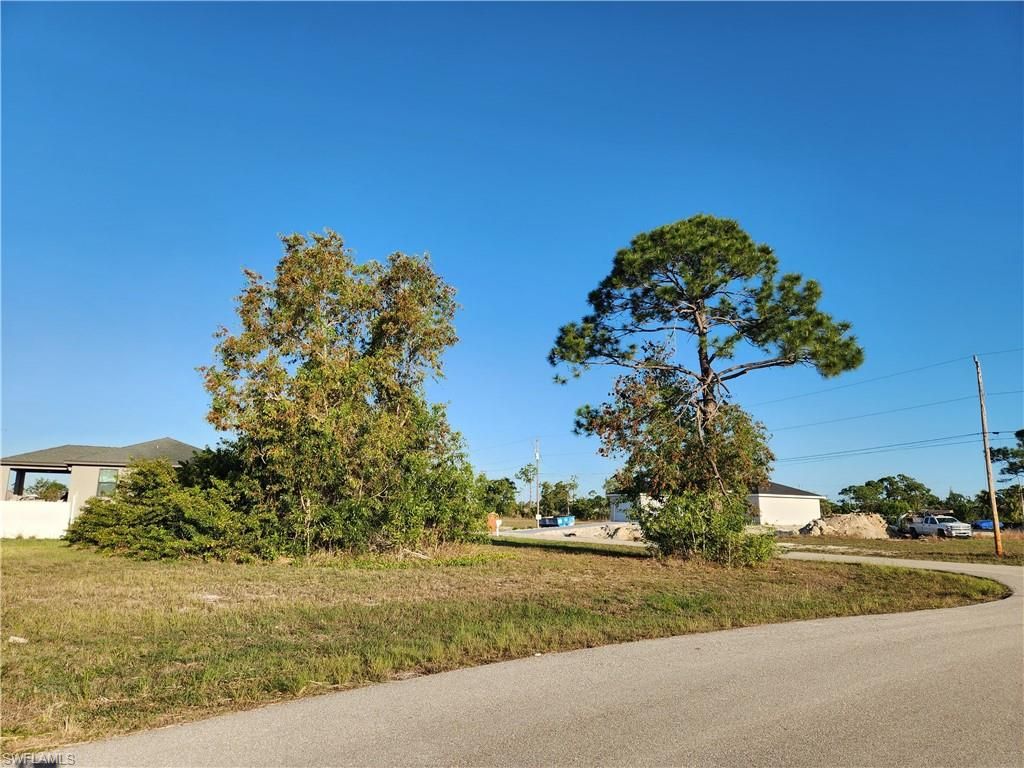 Image 4 of property listing at 1912 NE 44th ST, Cape Coral, FL 33909