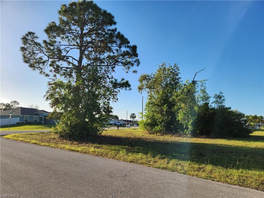 Image 5 of property listing at 1912 NE 44th ST, Cape Coral, FL 33909