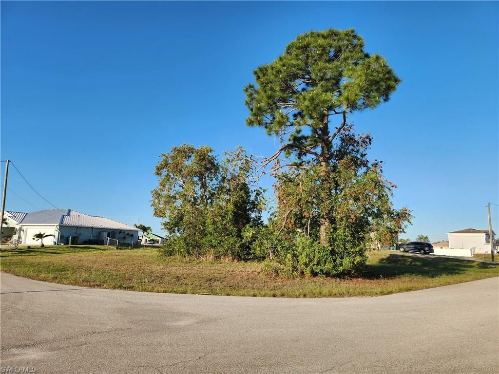Image 6 of property listing at 1912 NE 44th ST, Cape Coral, FL 33909