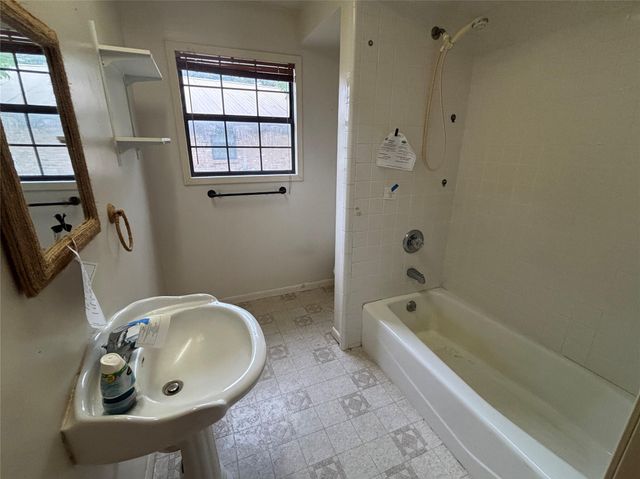 2408 Post Oak RD, Rockdale, TX 76567