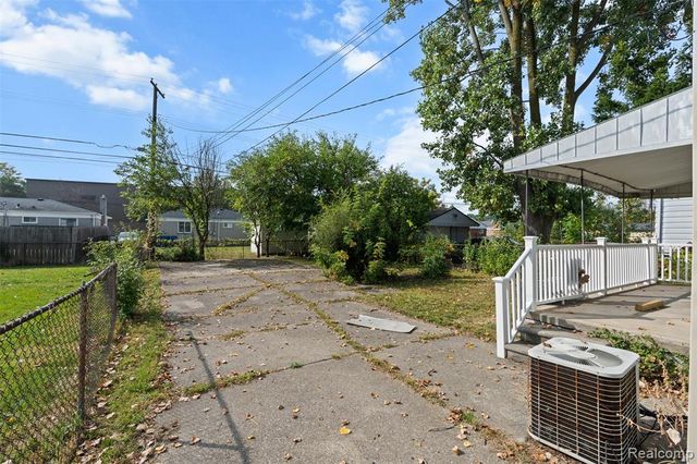 11246 Chalmers Avenue, Warren, MI 48089