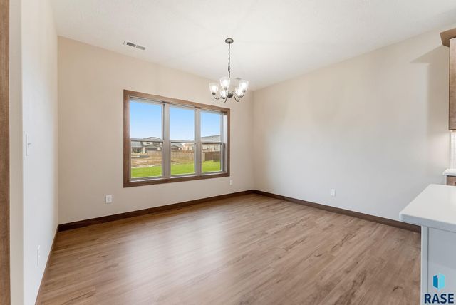 5406 W Colonial Ct Court, Sioux Falls, SD 57107