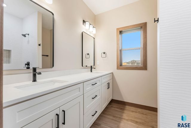 5406 W Colonial Ct Court, Sioux Falls, SD 57107